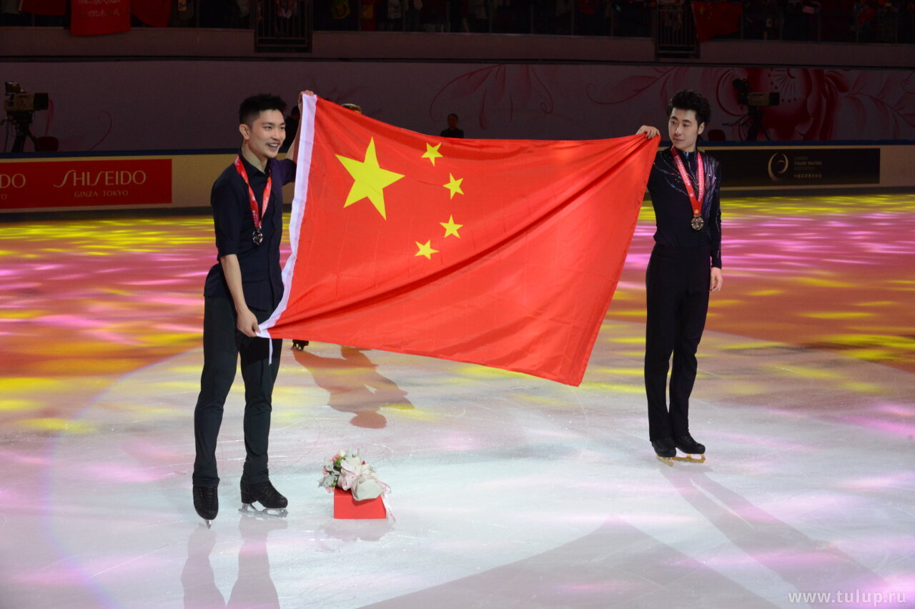 Yan Han and Jin Boyang with Chinese flag