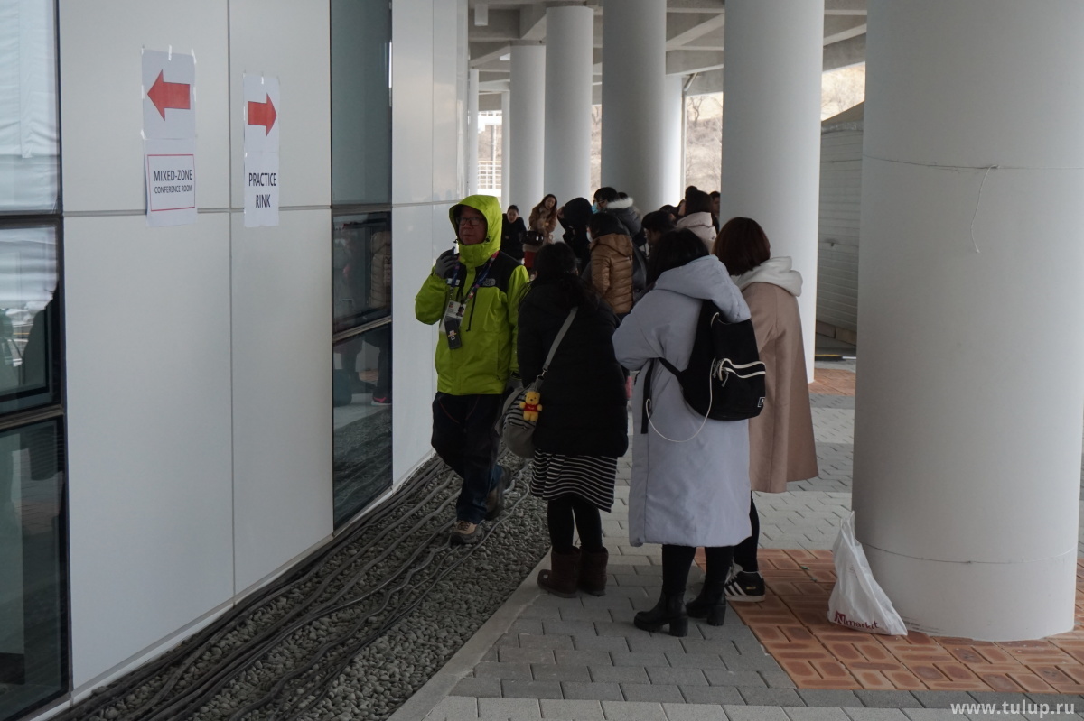 Crazy fans stalk Yuzuru Hanyu at Olympic arena. Сумасшедшие фанатки преследуют Юзуру Ханью, подглядывая в окна пресс-зала.