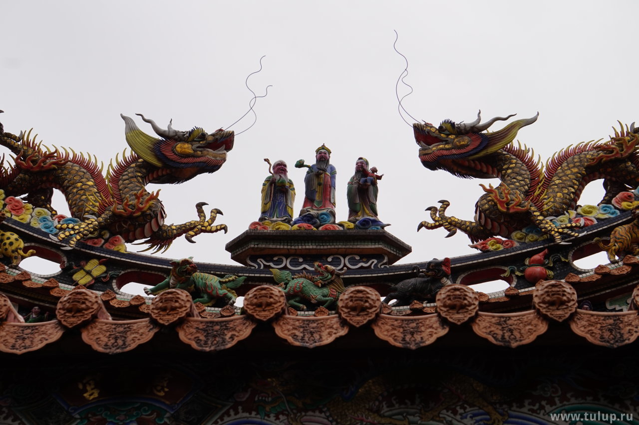 Божества в окружении драконов