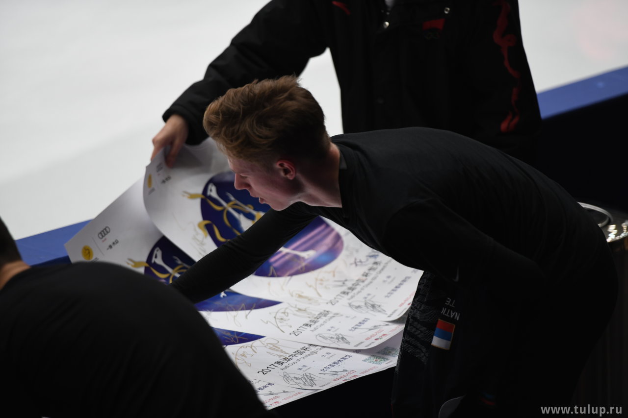Петров подписывает плакат