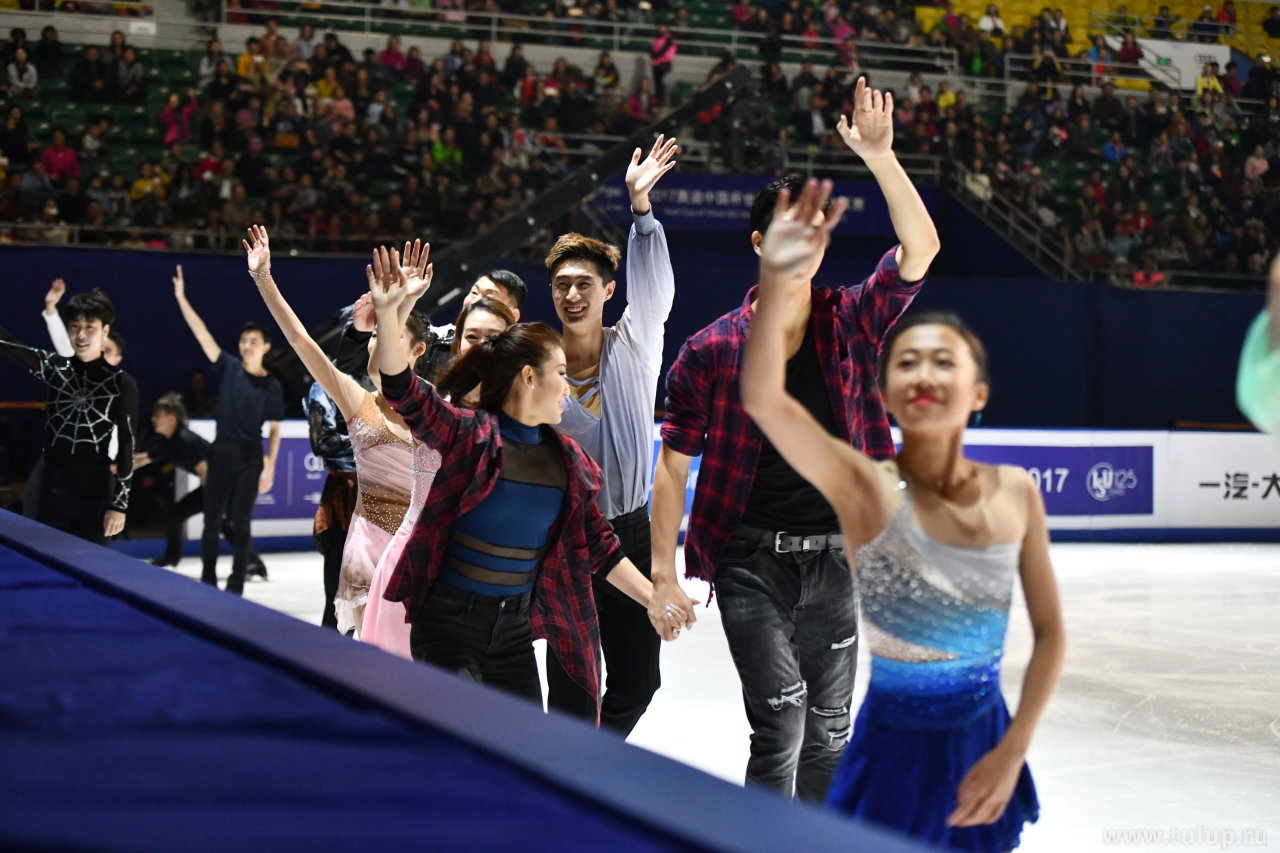 Все улыбаются и машут